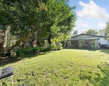 4363 Hayvenhurst Ave - Photo Thumbnail 3