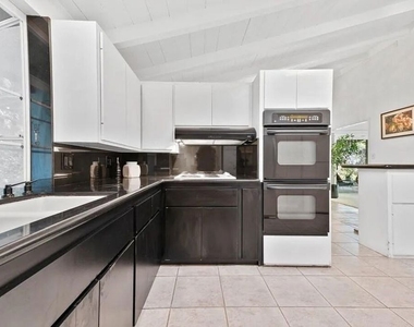 4363 Hayvenhurst Ave - Photo Thumbnail 10