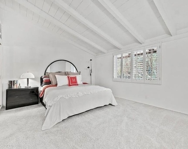 4363 Hayvenhurst Ave - Photo Thumbnail 4