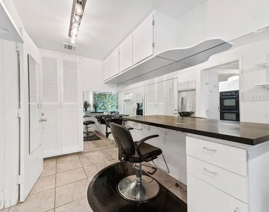 4363 Hayvenhurst Ave - Photo Thumbnail 16