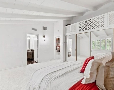 4363 Hayvenhurst Ave - Photo Thumbnail 15