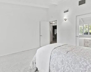 4363 Hayvenhurst Ave - Photo Thumbnail 34