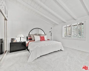 4363 Hayvenhurst Ave - Photo Thumbnail 36