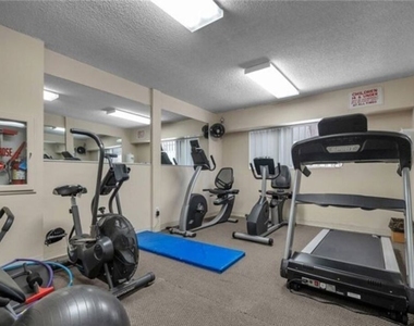 612 S Barrington Avenue - Photo Thumbnail 10