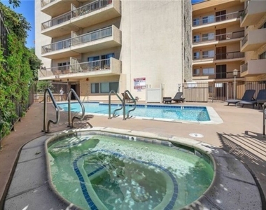 612 S Barrington Avenue - Photo Thumbnail 8