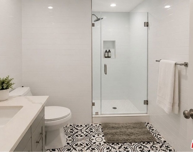 612 S Barrington Avenue - Photo Thumbnail 3