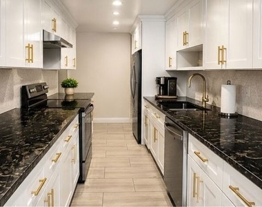 612 S Barrington Avenue - Photo Thumbnail 1
