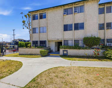 1337 S Hoover Street - Photo Thumbnail 14