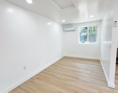 8111 Osage Avenue - Photo Thumbnail 4