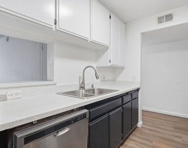 11015 Morrison Street - Photo Thumbnail 6