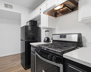 11015 Morrison Street - Photo Thumbnail 3