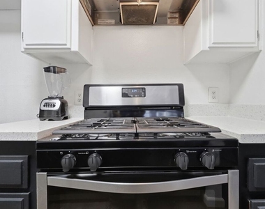 11015 Morrison Street - Photo Thumbnail 7