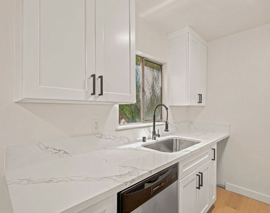 11825 Iowa Avenue - Photo Thumbnail 10
