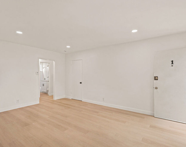 11825 Iowa Avenue - Photo Thumbnail 4