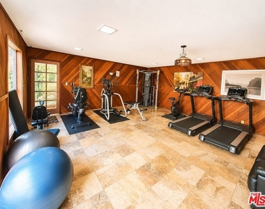 525 S Ardmore Avenue - Photo Thumbnail 6
