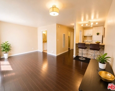 525 S Ardmore Avenue - Photo Thumbnail 7