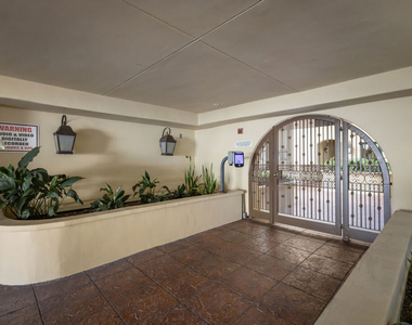 851 N San Vicente Boulevard - Photo Thumbnail 3