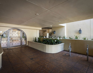 851 N San Vicente Boulevard - Photo Thumbnail 2