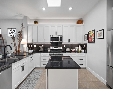 105 N Kavenish Drive - Photo Thumbnail 5