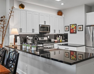 105 N Kavenish Drive - Photo Thumbnail 6