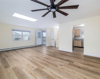 542 E Pine Street - Photo Thumbnail 7