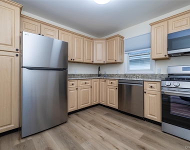 542 E Pine Street - Photo Thumbnail 4