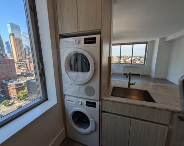 West 47th Street - Photo Thumbnail 9