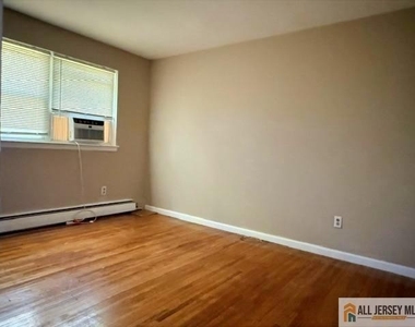 289 Main Street - Photo Thumbnail 8