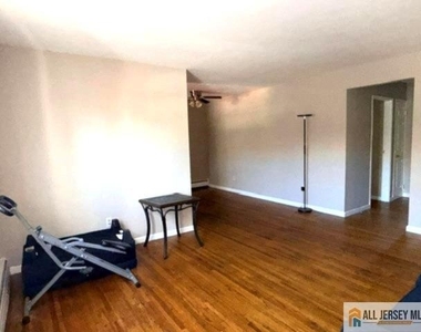 289 Main Street - Photo Thumbnail 3