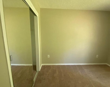 254 Hampshire Drive - Photo Thumbnail 7