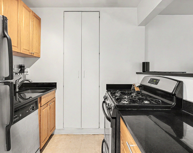 280 Rector Place - Photo Thumbnail 2