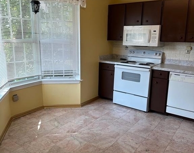 4002 Summer Hollow Court - Photo Thumbnail 8