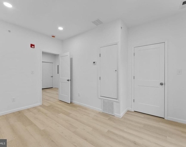 2600 S 7th Street - Photo Thumbnail 4