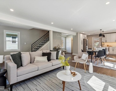 933 Henry Avenue - Photo Thumbnail 3