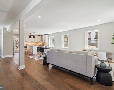 933 Henry Avenue - Photo Thumbnail 6