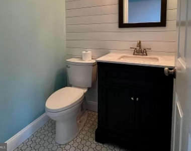 1424 Redwood Court - Photo Thumbnail 5