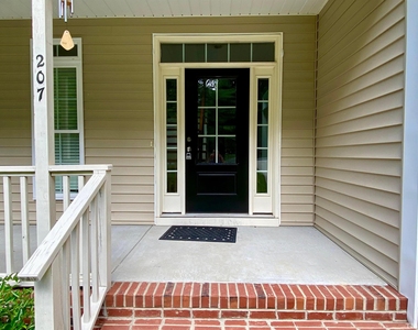 207 Lake Drive - Photo Thumbnail 3