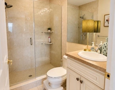404 Lindsey Court - Photo Thumbnail 9