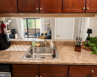 404 Lindsey Court - Photo Thumbnail 3