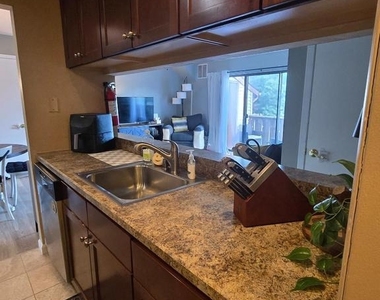 404 Lindsey Court - Photo Thumbnail 4