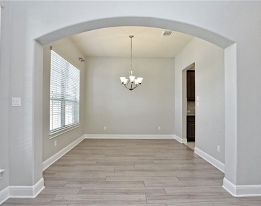 2208 Legend Hill Dr - Photo Thumbnail 3