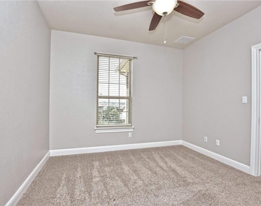 2208 Legend Hill Dr - Photo Thumbnail 21
