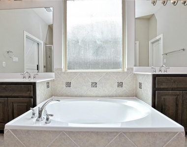 2208 Legend Hill Dr - Photo Thumbnail 16