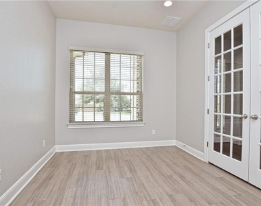 2208 Legend Hill Dr - Photo Thumbnail 4