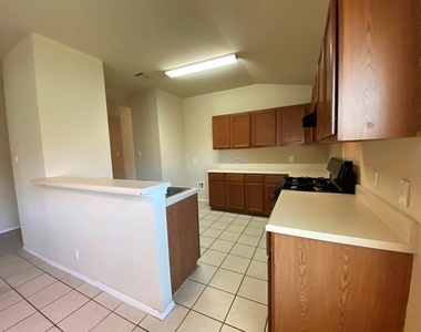 218 Jennifer Ln - Photo Thumbnail 8