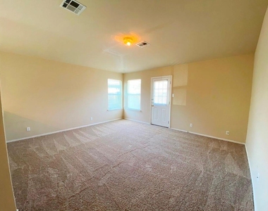 218 Jennifer Ln - Photo Thumbnail 1