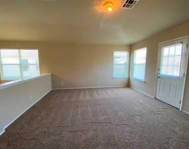 218 Jennifer Ln - Photo Thumbnail 4