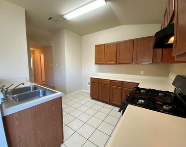 218 Jennifer Ln - Photo Thumbnail 11