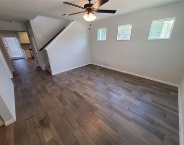 1158 Esplanade Pkwy - Photo Thumbnail 2