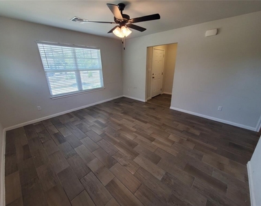 1158 Esplanade Pkwy - Photo Thumbnail 3